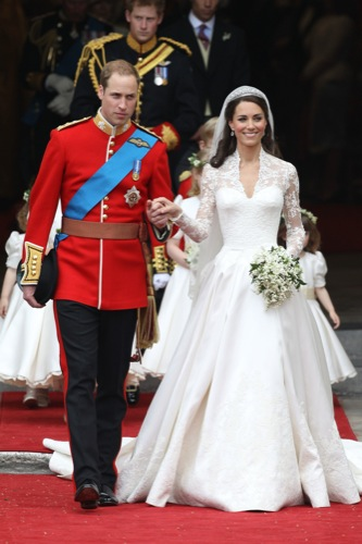 Illustration for article titled Kate's Dress From Every Damn Angle